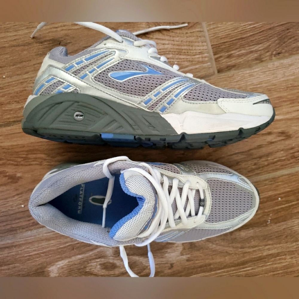 Brooks women tennis shoes size 8.5